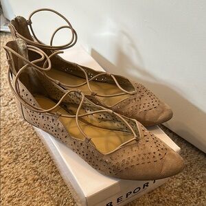 Report Women's Tan Lace-Up Flats